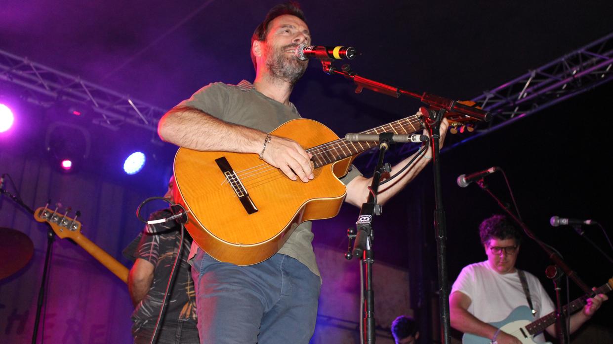 Kevin Johansen Deleita En Sevilla Con Su Elegante Y Ecléctica Propuesta